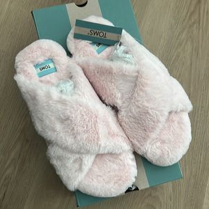 Toms fur slippers new !!! Pink fur cute